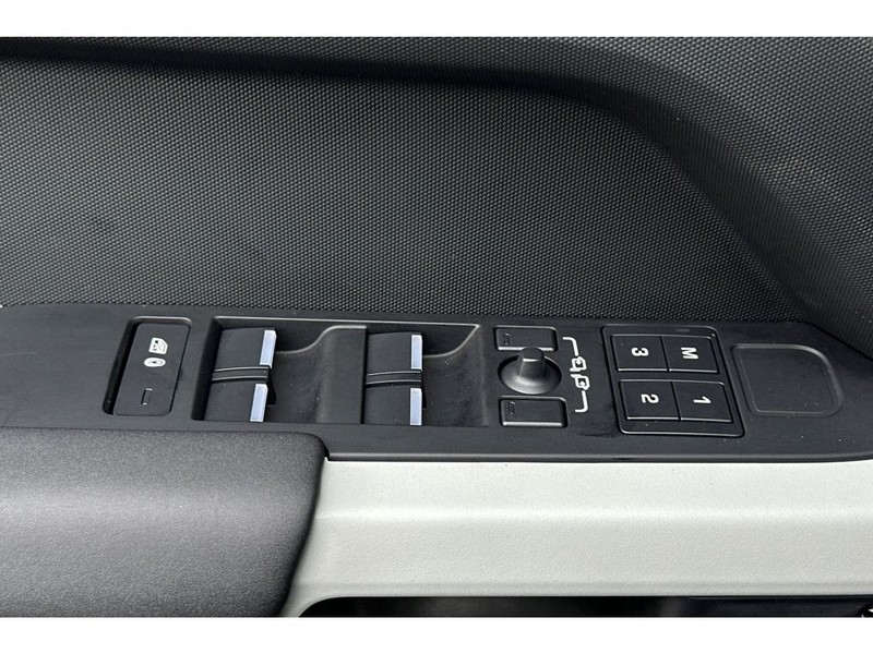 Land Rover Defender 110 Vehicle Full-screen Gallery Image 12