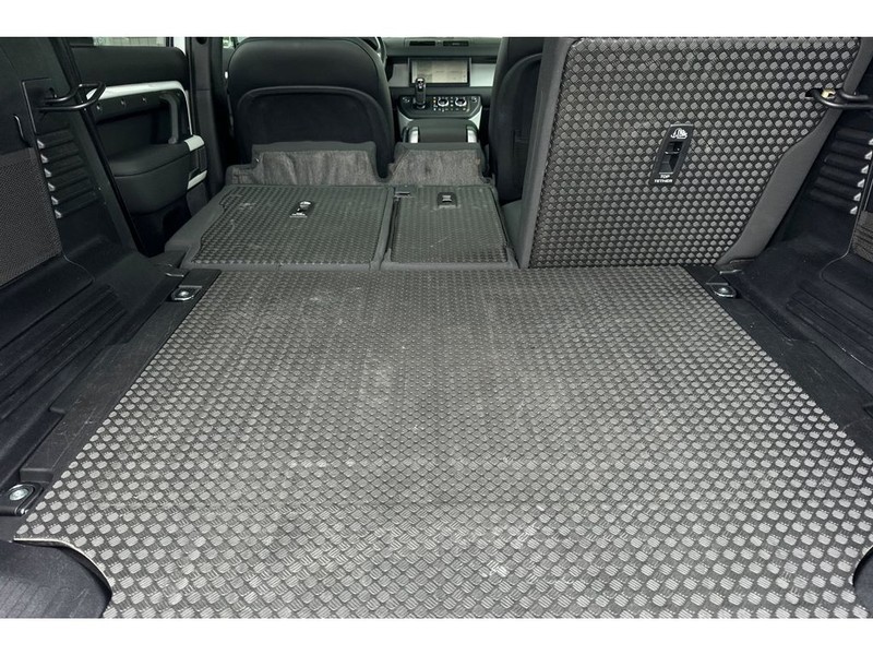 Land Rover Defender 110 Vehicle Full-screen Gallery Image 17