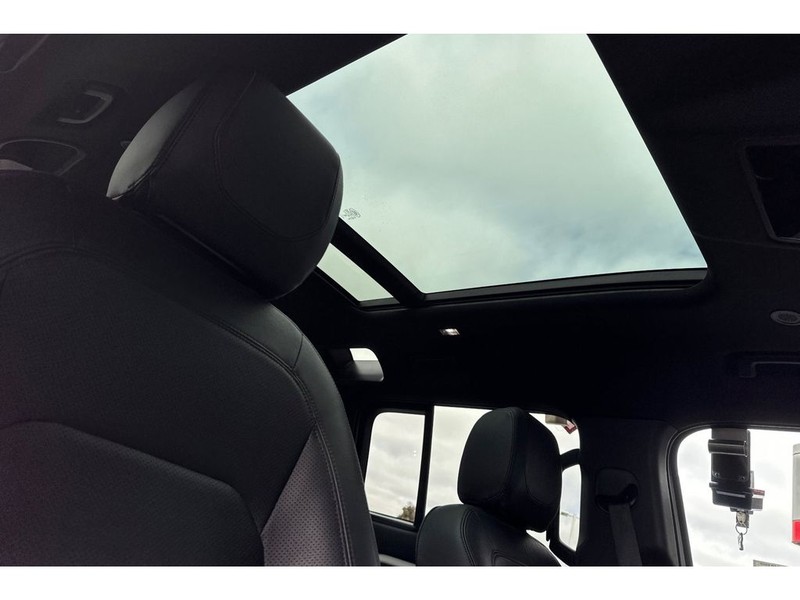 Land Rover Defender 110 Vehicle Full-screen Gallery Image 19