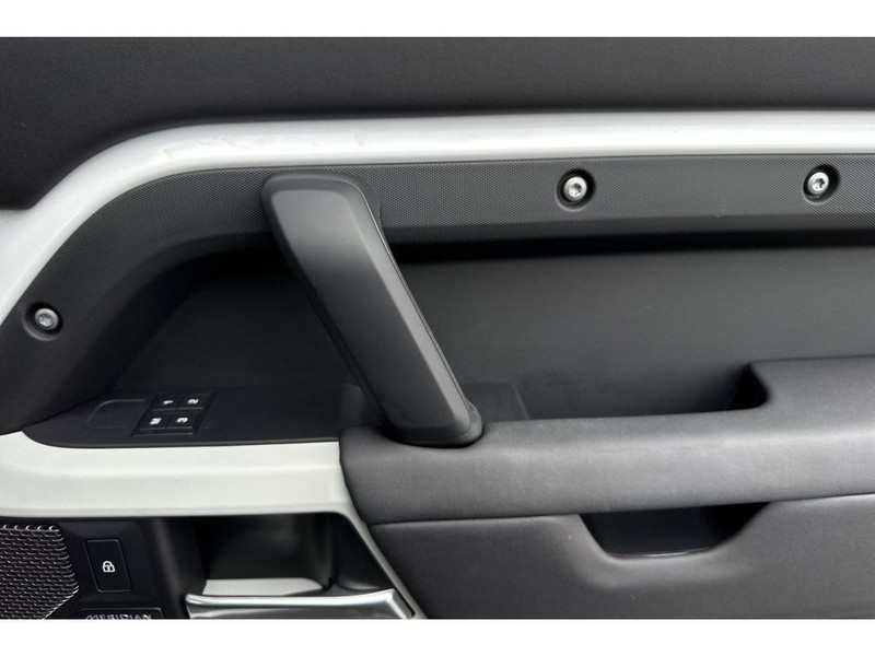 Land Rover Defender 110 Vehicle Full-screen Gallery Image 20