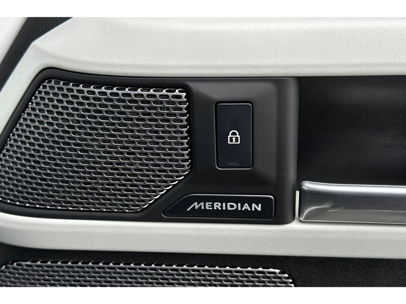 Land Rover Defender 110 Vehicle Full-screen Gallery Image 21
