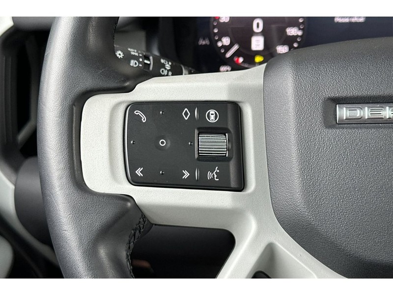 Land Rover Defender 110 Vehicle Full-screen Gallery Image 29