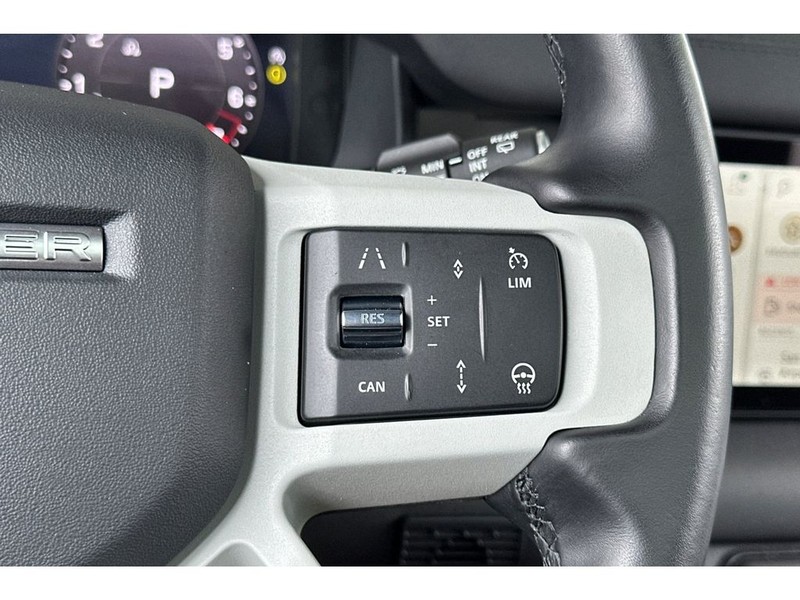 Land Rover Defender 110 Vehicle Full-screen Gallery Image 30