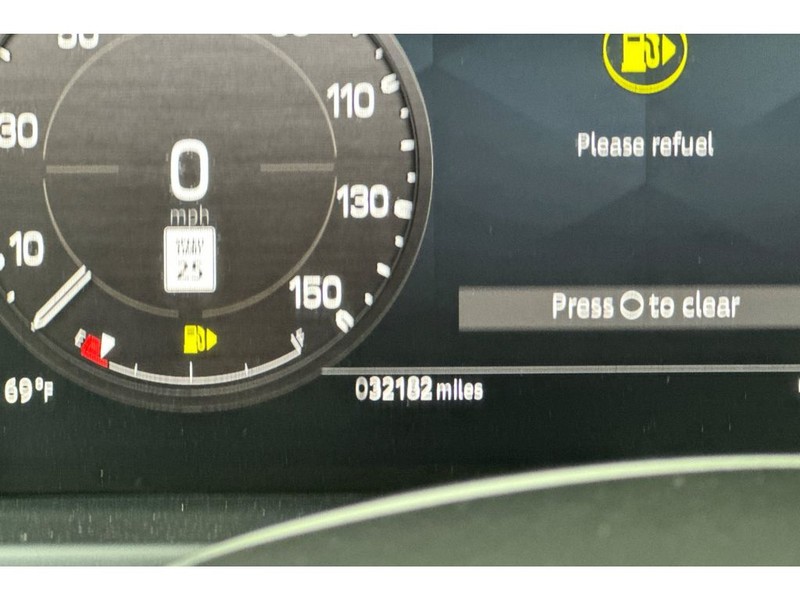 Land Rover Defender 110 Vehicle Full-screen Gallery Image 32