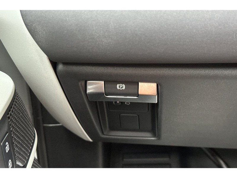 Land Rover Defender 110 Vehicle Full-screen Gallery Image 33