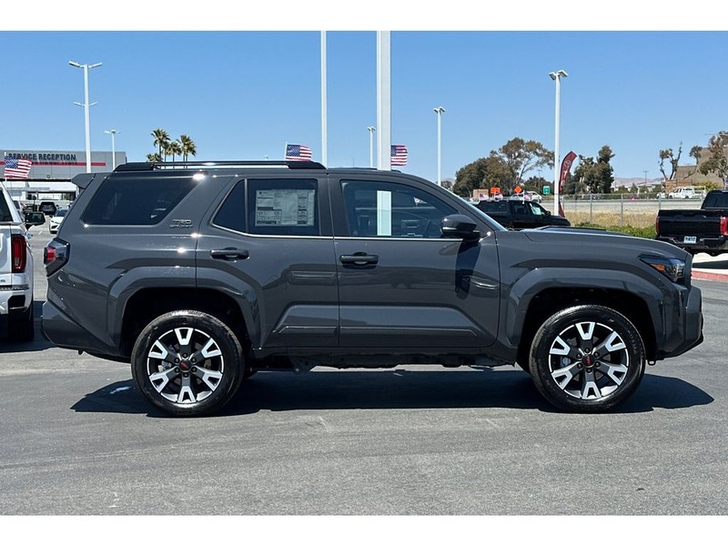 Toyota 4Runner Vehicle Full-screen Gallery Image 03