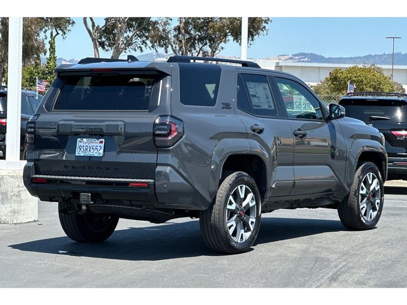 Toyota 4Runner Vehicle Full-screen Gallery Image 04