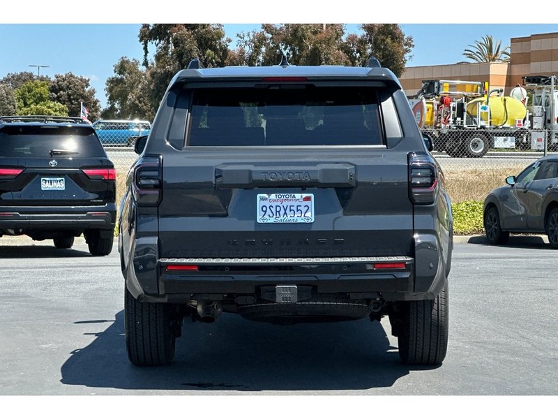 Toyota 4Runner Vehicle Full-screen Gallery Image 05