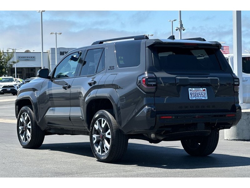Toyota 4Runner Vehicle Full-screen Gallery Image 06