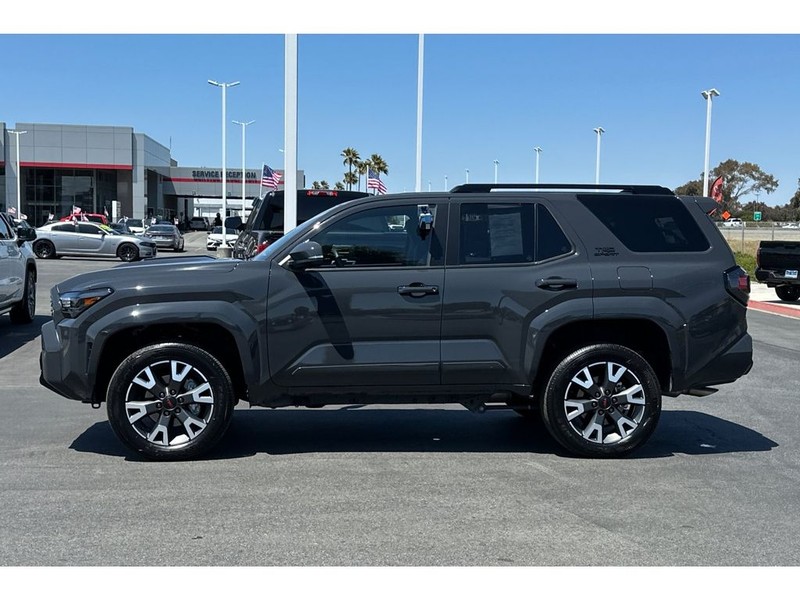 Toyota 4Runner Vehicle Full-screen Gallery Image 07