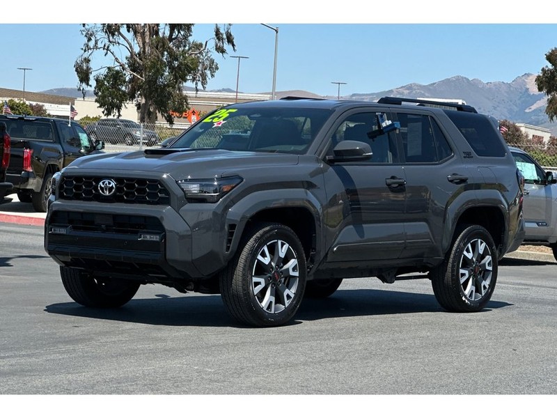Toyota 4Runner Vehicle Full-screen Gallery Image 08