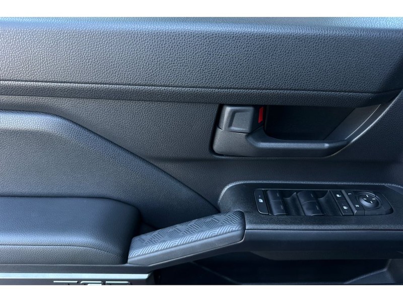 Toyota 4Runner Vehicle Full-screen Gallery Image 11