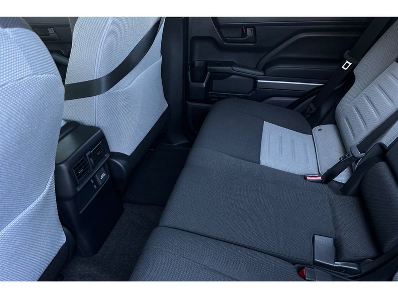 Toyota 4Runner Vehicle Full-screen Gallery Image 13