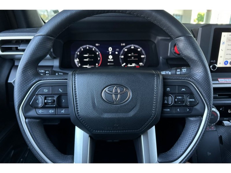 Toyota 4Runner Vehicle Full-screen Gallery Image 26
