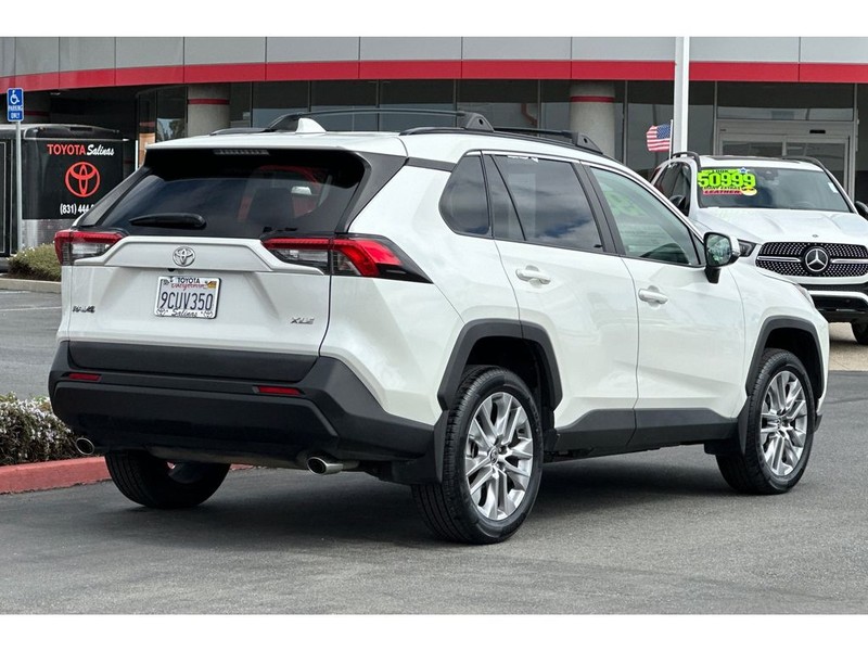 Toyota RAV4 Vehicle Full-screen Gallery Image 04