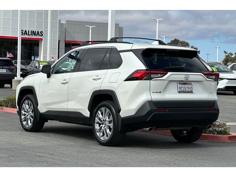 Toyota RAV4 Vehicle Full-screen Gallery Image 06