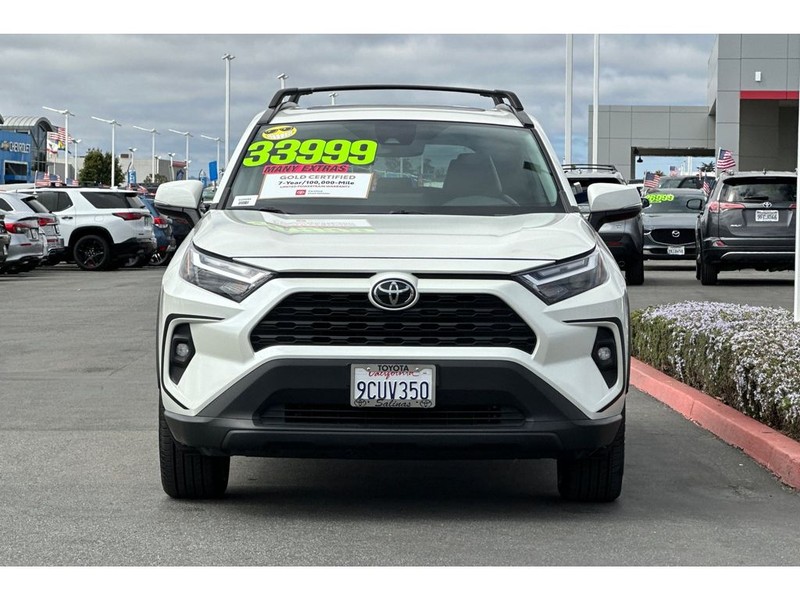 Toyota RAV4 Vehicle Full-screen Gallery Image 09