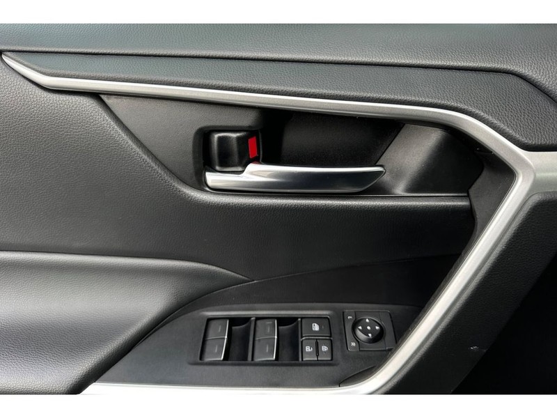Toyota RAV4 Vehicle Full-screen Gallery Image 11