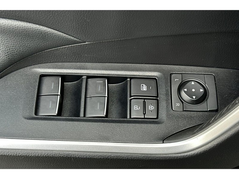 Toyota RAV4 Vehicle Full-screen Gallery Image 12