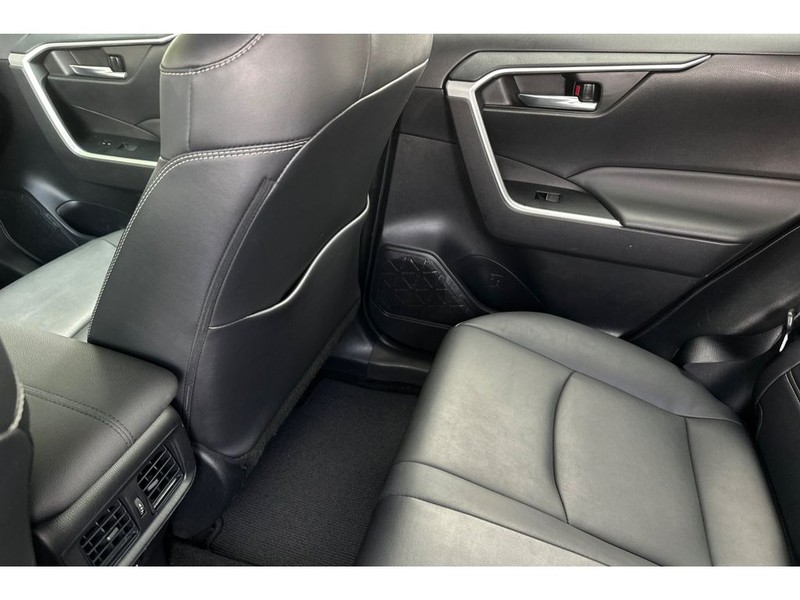 Toyota RAV4 Vehicle Full-screen Gallery Image 13