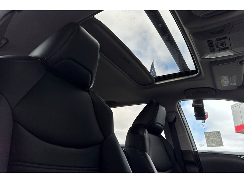 Toyota RAV4 Vehicle Full-screen Gallery Image 18