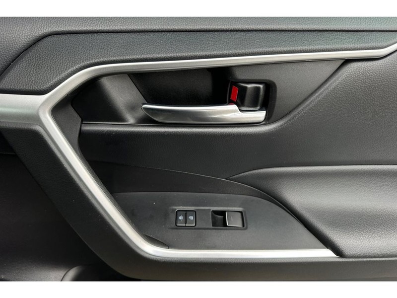 Toyota RAV4 Vehicle Full-screen Gallery Image 19