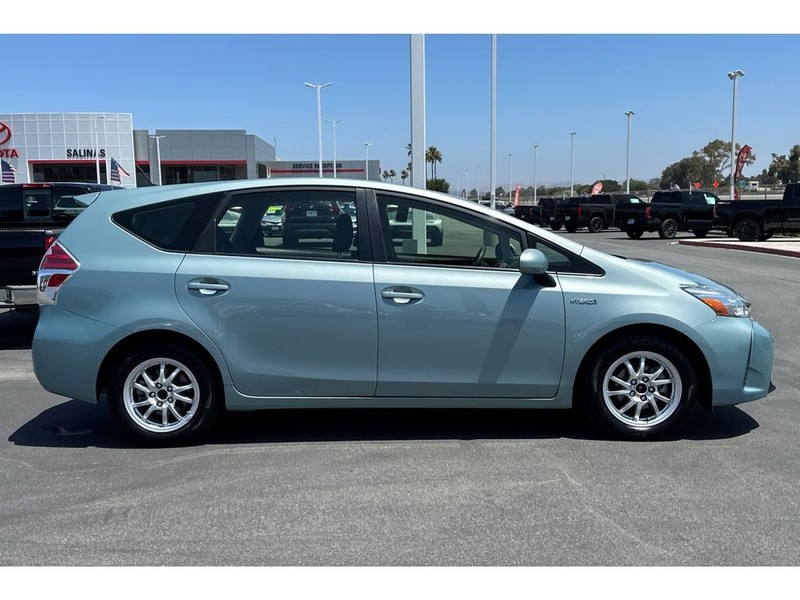 Toyota Prius v Vehicle Full-screen Gallery Image 03