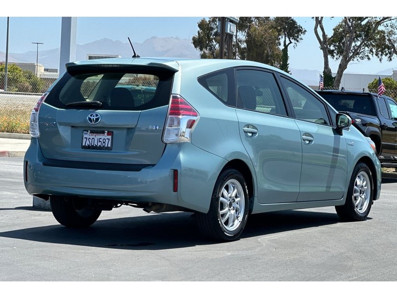 Toyota Prius v Vehicle Full-screen Gallery Image 04
