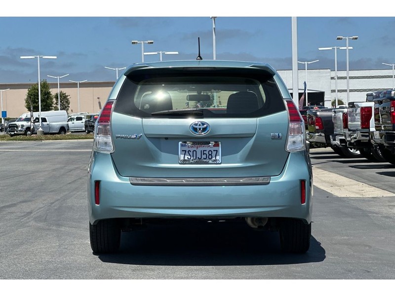 Toyota Prius v Vehicle Full-screen Gallery Image 05