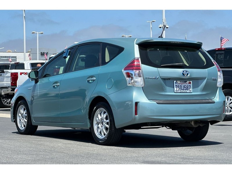 Toyota Prius v Vehicle Full-screen Gallery Image 06