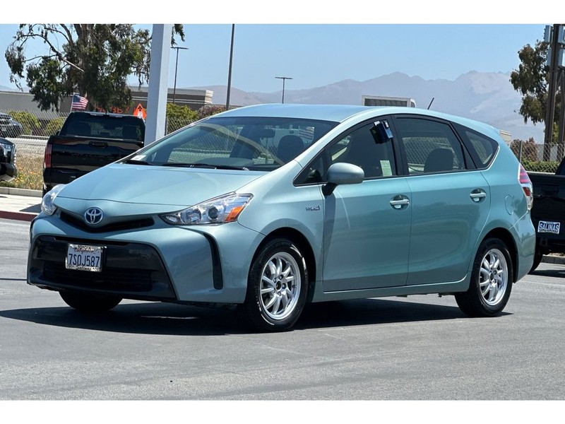 Toyota Prius v Vehicle Full-screen Gallery Image 08