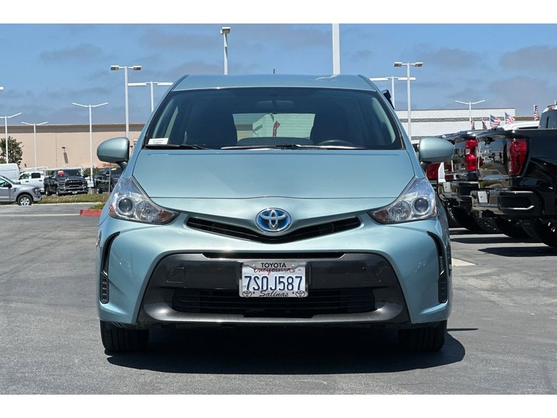 Toyota Prius v Vehicle Full-screen Gallery Image 09
