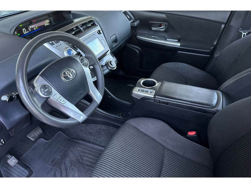Toyota Prius v Vehicle Full-screen Gallery Image 10