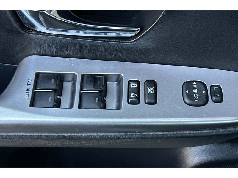 Toyota Prius v Vehicle Full-screen Gallery Image 12