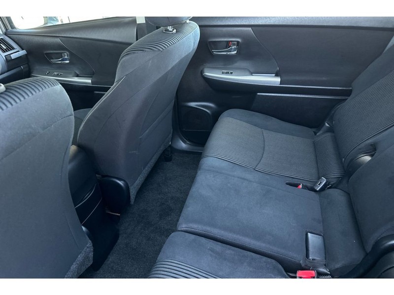 Toyota Prius v Vehicle Full-screen Gallery Image 13