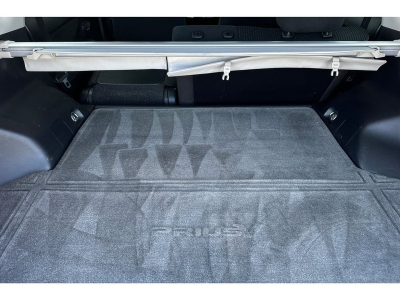 Toyota Prius v Vehicle Full-screen Gallery Image 16