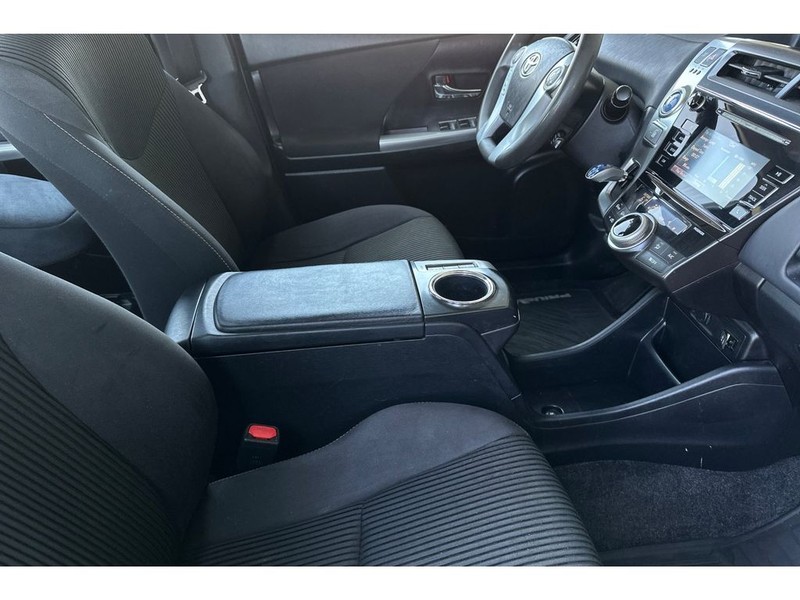 Toyota Prius v Vehicle Full-screen Gallery Image 17