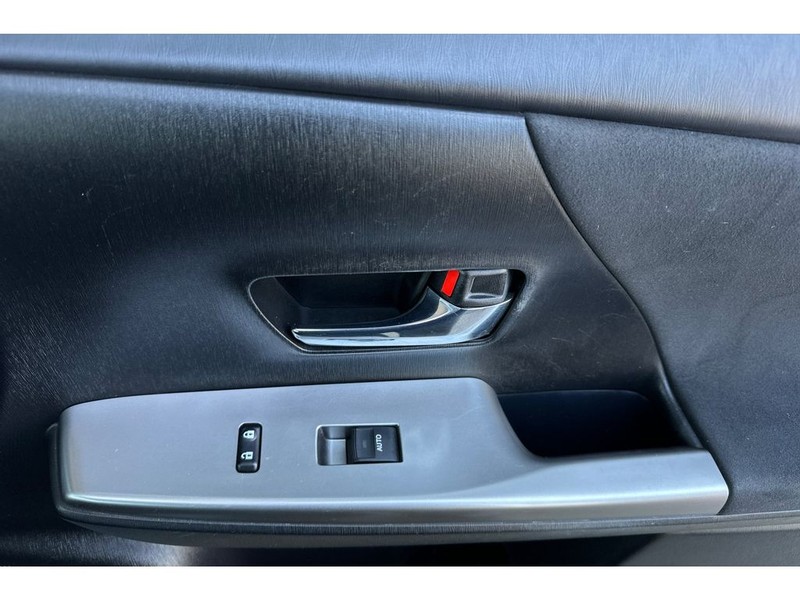 Toyota Prius v Vehicle Full-screen Gallery Image 19