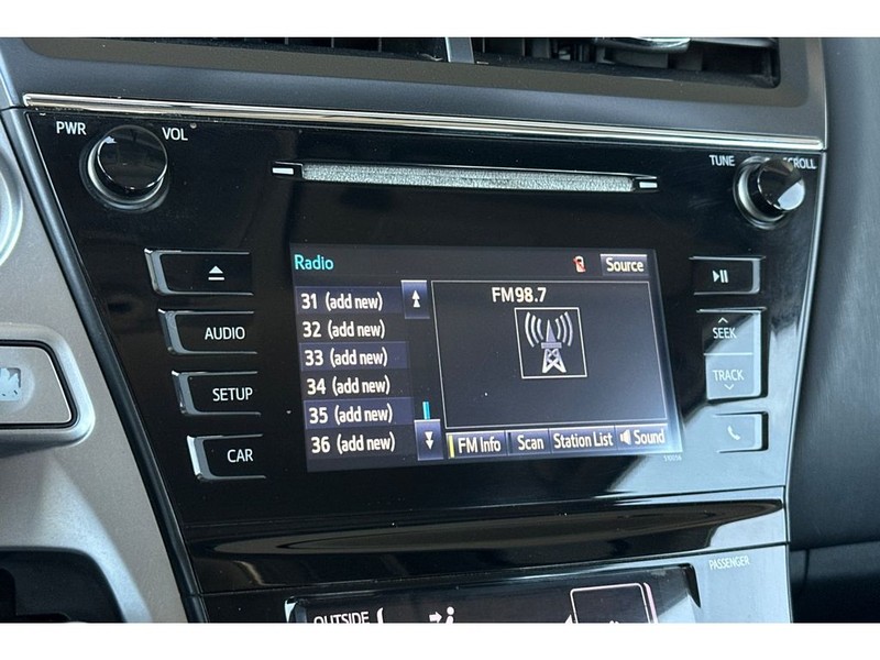 Toyota Prius v Vehicle Full-screen Gallery Image 20