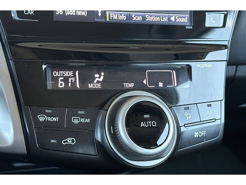 Toyota Prius v Vehicle Full-screen Gallery Image 22