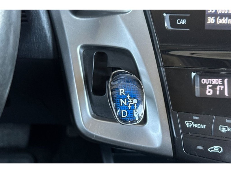 Toyota Prius v Vehicle Full-screen Gallery Image 23