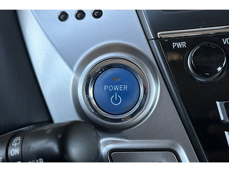 Toyota Prius v Vehicle Full-screen Gallery Image 24