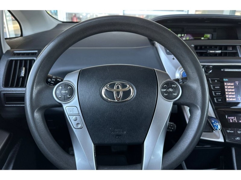 Toyota Prius v Vehicle Full-screen Gallery Image 25