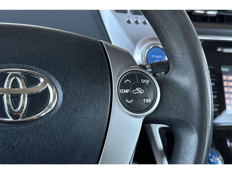 Toyota Prius v Vehicle Full-screen Gallery Image 27