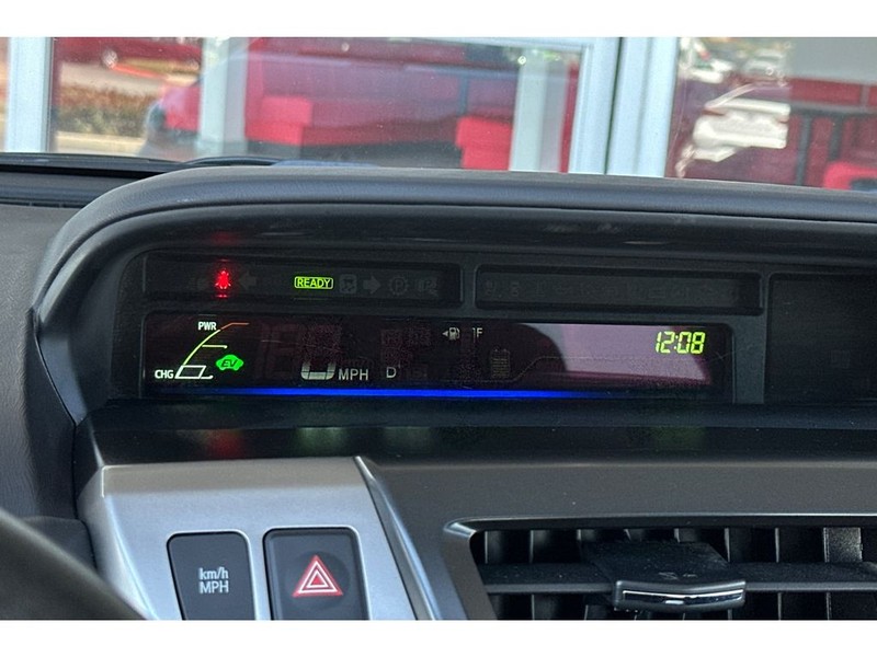 Toyota Prius v Vehicle Full-screen Gallery Image 28