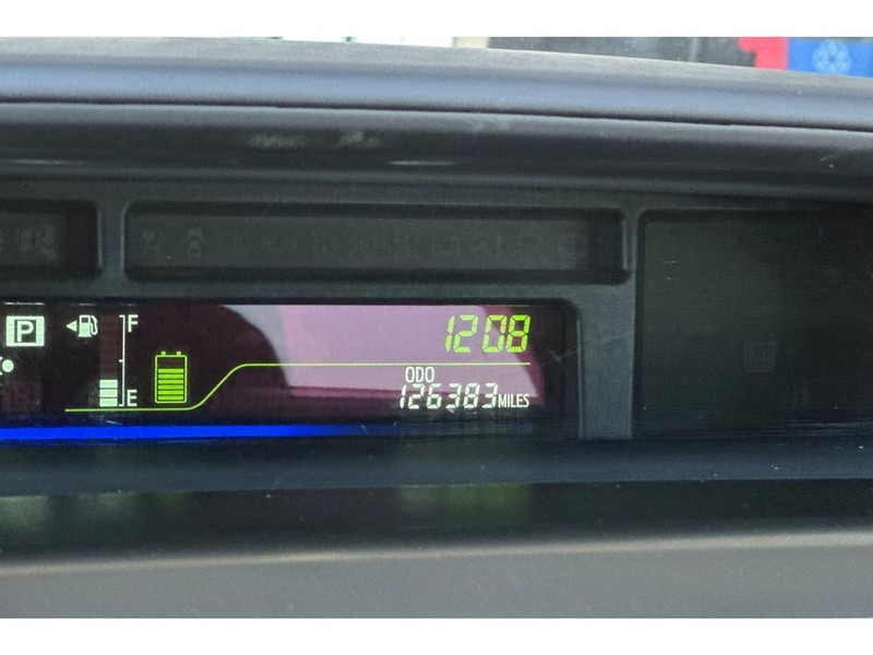 Toyota Prius v Vehicle Full-screen Gallery Image 29