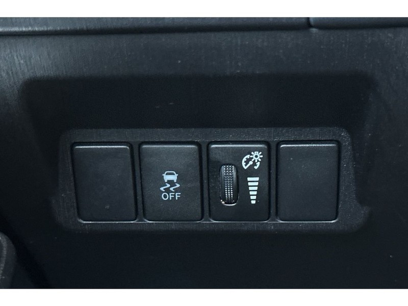 Toyota Prius v Vehicle Full-screen Gallery Image 30
