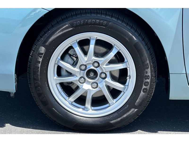 Toyota Prius v Vehicle Full-screen Gallery Image 31