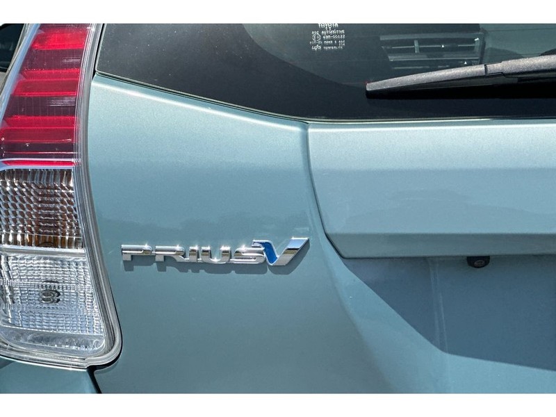 Toyota Prius v Vehicle Full-screen Gallery Image 32