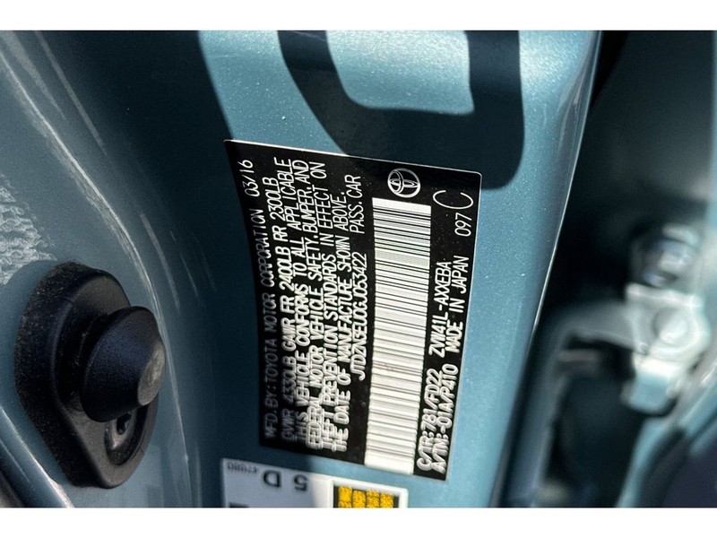 Toyota Prius v Vehicle Full-screen Gallery Image 33